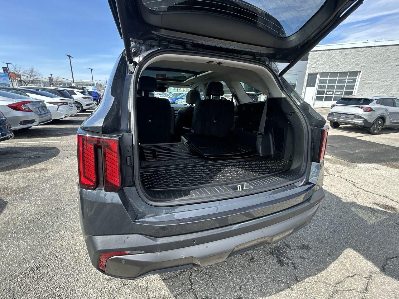 2025 Kia Sorento X-Line AWD 6 Lthr seats   Captain Chairs   Moonroo Photo