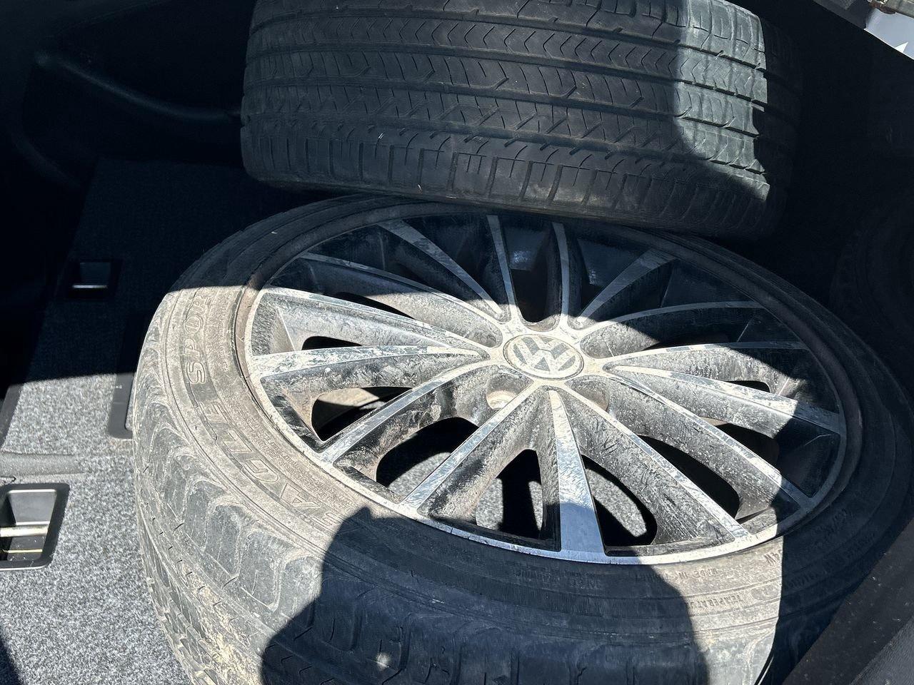 2014 Volkswagen Jetta Highline Sunroof   Leather Int   Nav   2 Tire Sets Photo