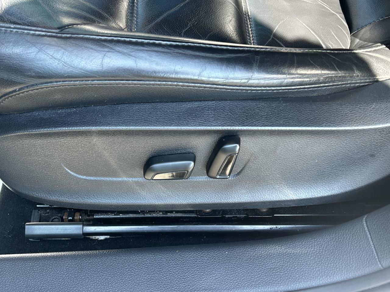 2014 Volkswagen Jetta Highline Sunroof   Leather Int   Nav   2 Tire Sets Photo