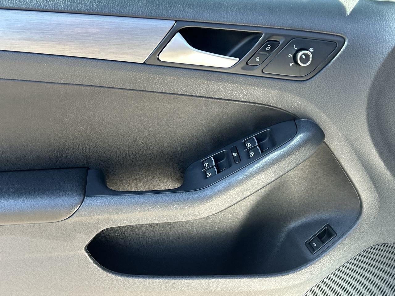 2014 Volkswagen Jetta Highline Sunroof   Leather Int   Nav   2 Tire Sets Photo