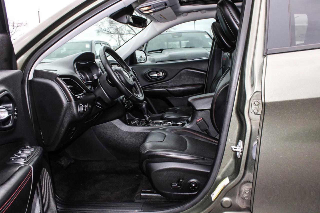 2019 Jeep Cherokee Trailhawk  SiriusXM Gps HtdSeats BkpCam Photo