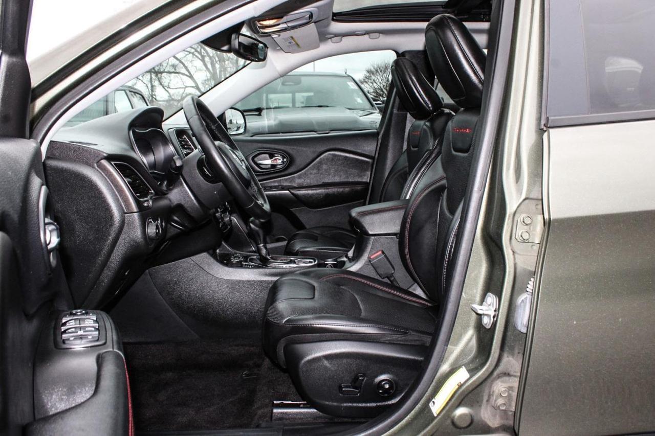 2019 Jeep Cherokee Trailhawk  SiriusXM Gps HtdSeats BkpCam Photo