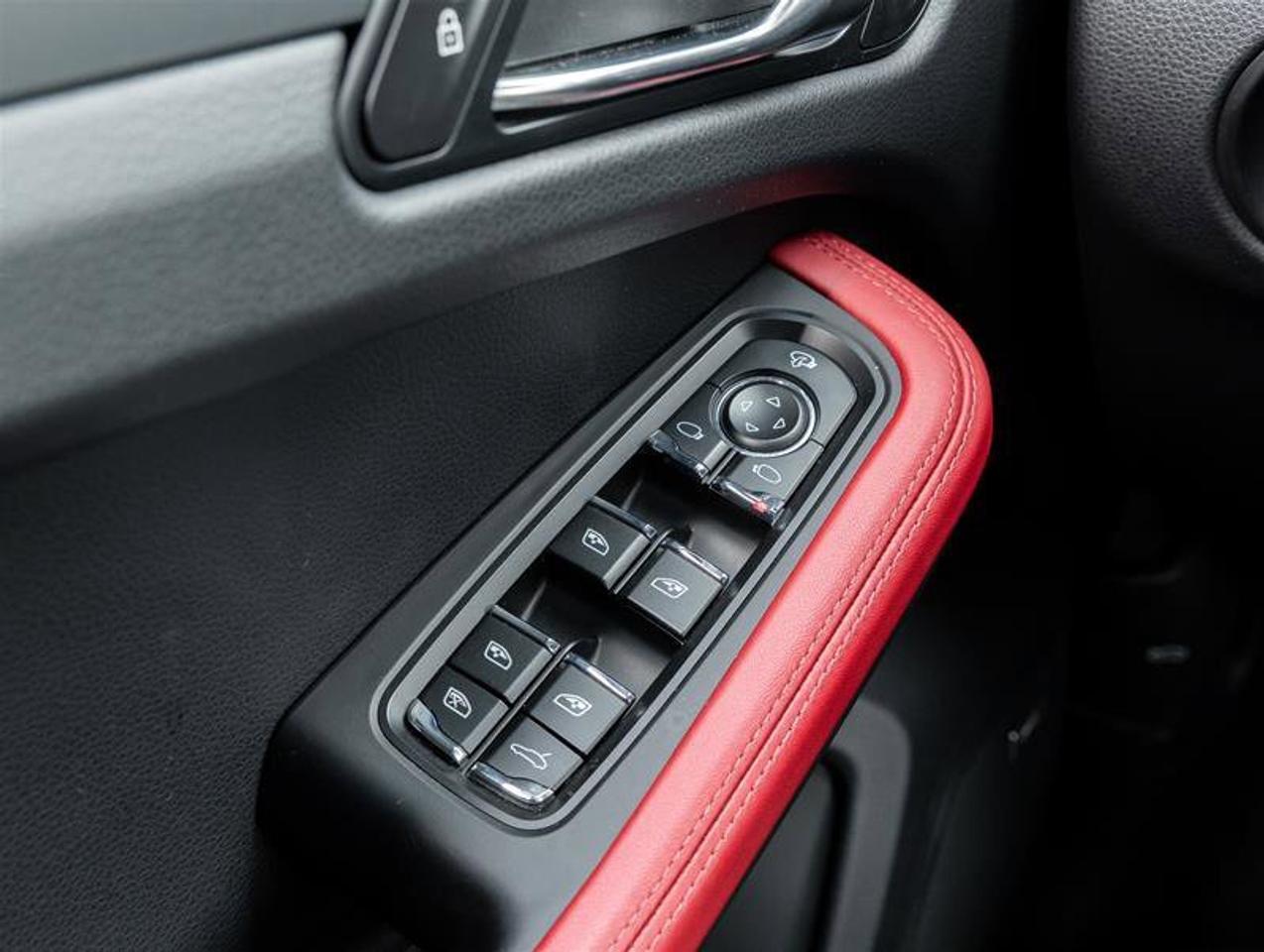 2025 Porsche Macan AWD Premium Pkg Plus Surround View BOSE Surround S Photo