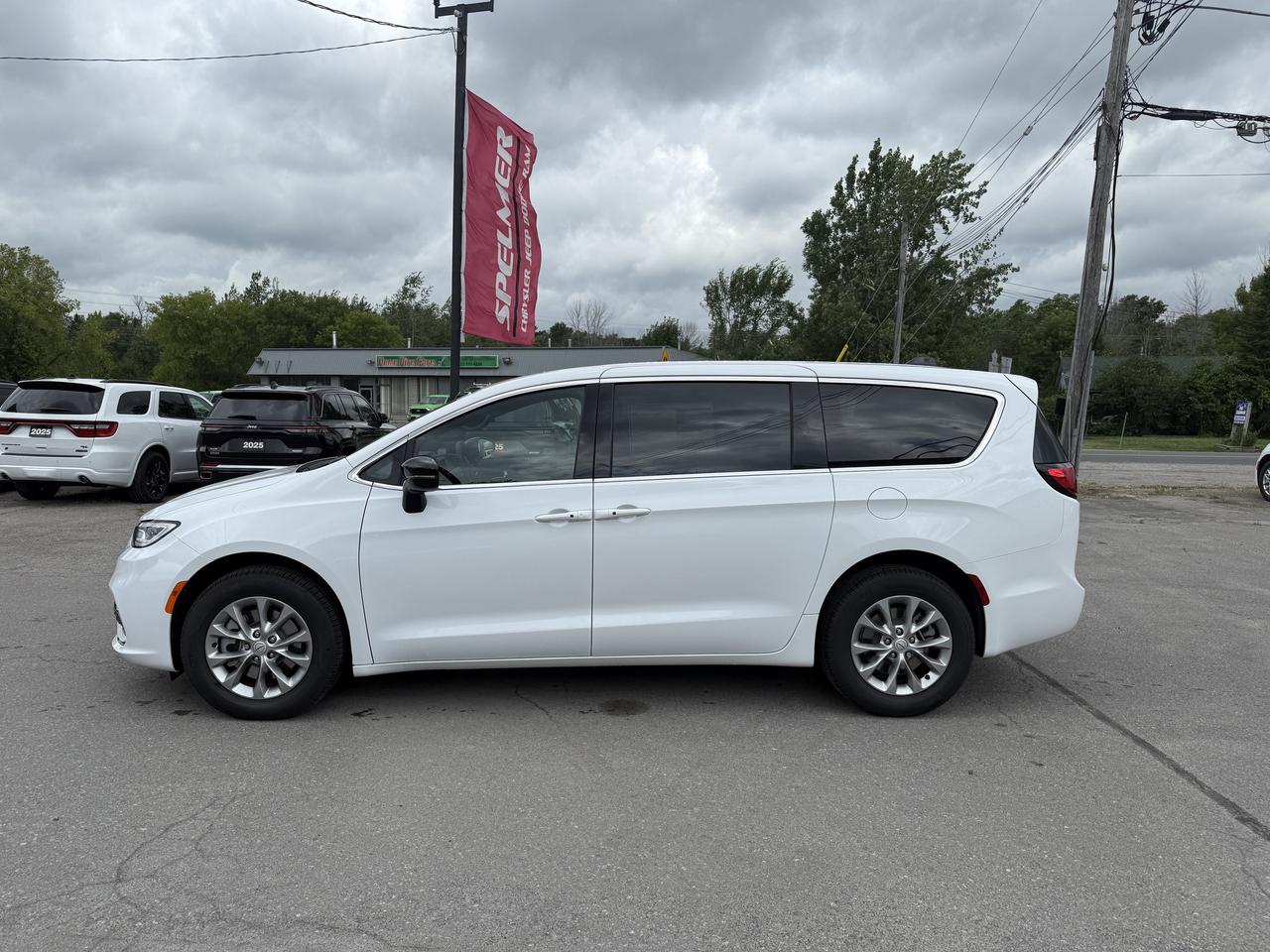 2025 Chrysler Pacifica Select AWD - Power Liftgate & Sliding Doors Photo2