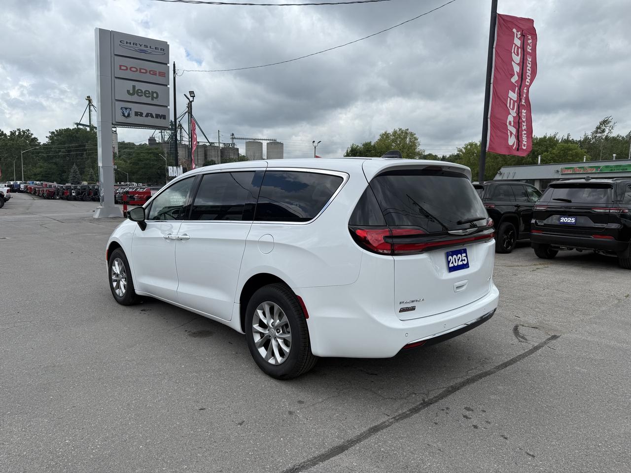 2025 Chrysler Pacifica Select AWD - Power Liftgate & Sliding Doors Photo