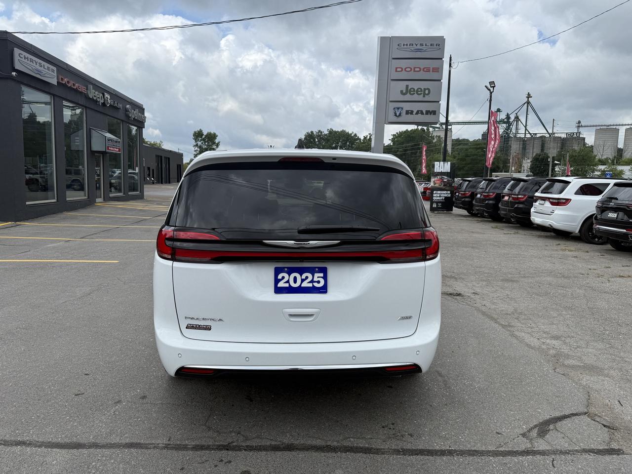 2025 Chrysler Pacifica Select AWD - Power Liftgate & Sliding Doors Photo4