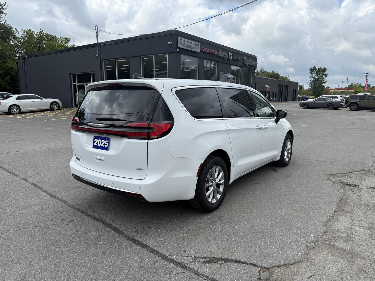 2025 Chrysler Pacifica Select AWD - Power Liftgate & Sliding Doors Photo