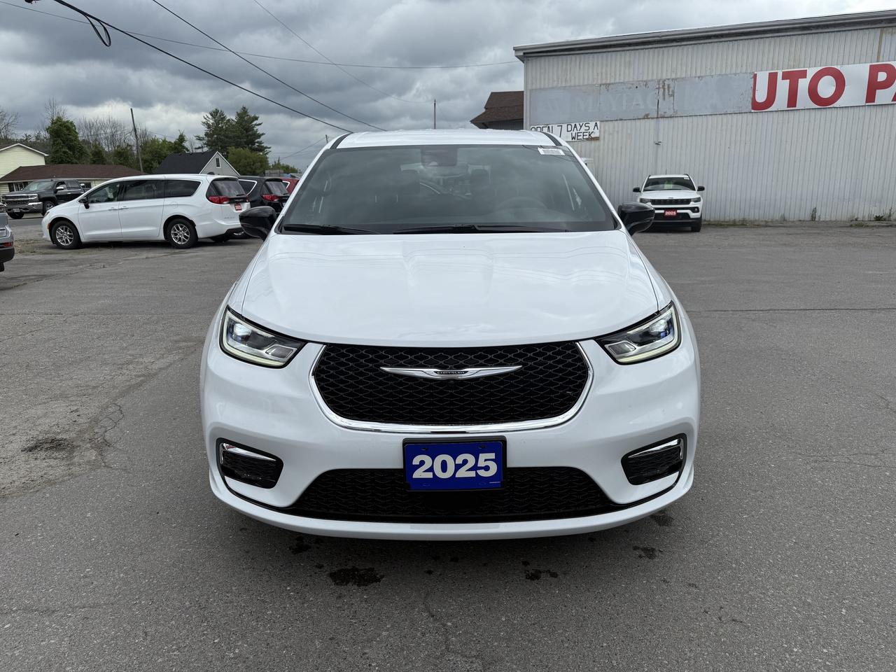 2025 Chrysler Pacifica Select AWD - Power Liftgate & Sliding Doors Photo