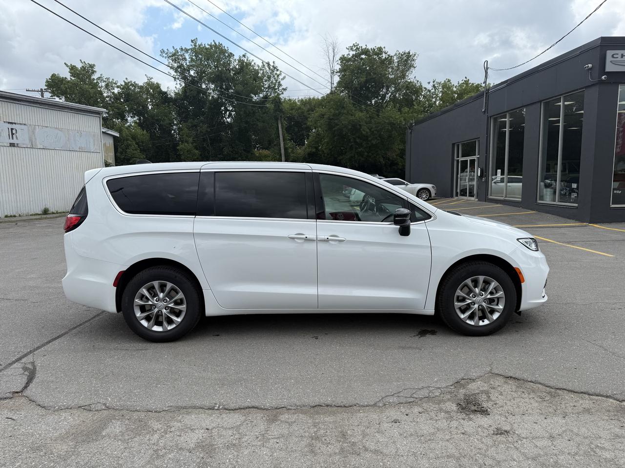 2025 Chrysler Pacifica Select AWD - Power Liftgate & Sliding Doors Photo