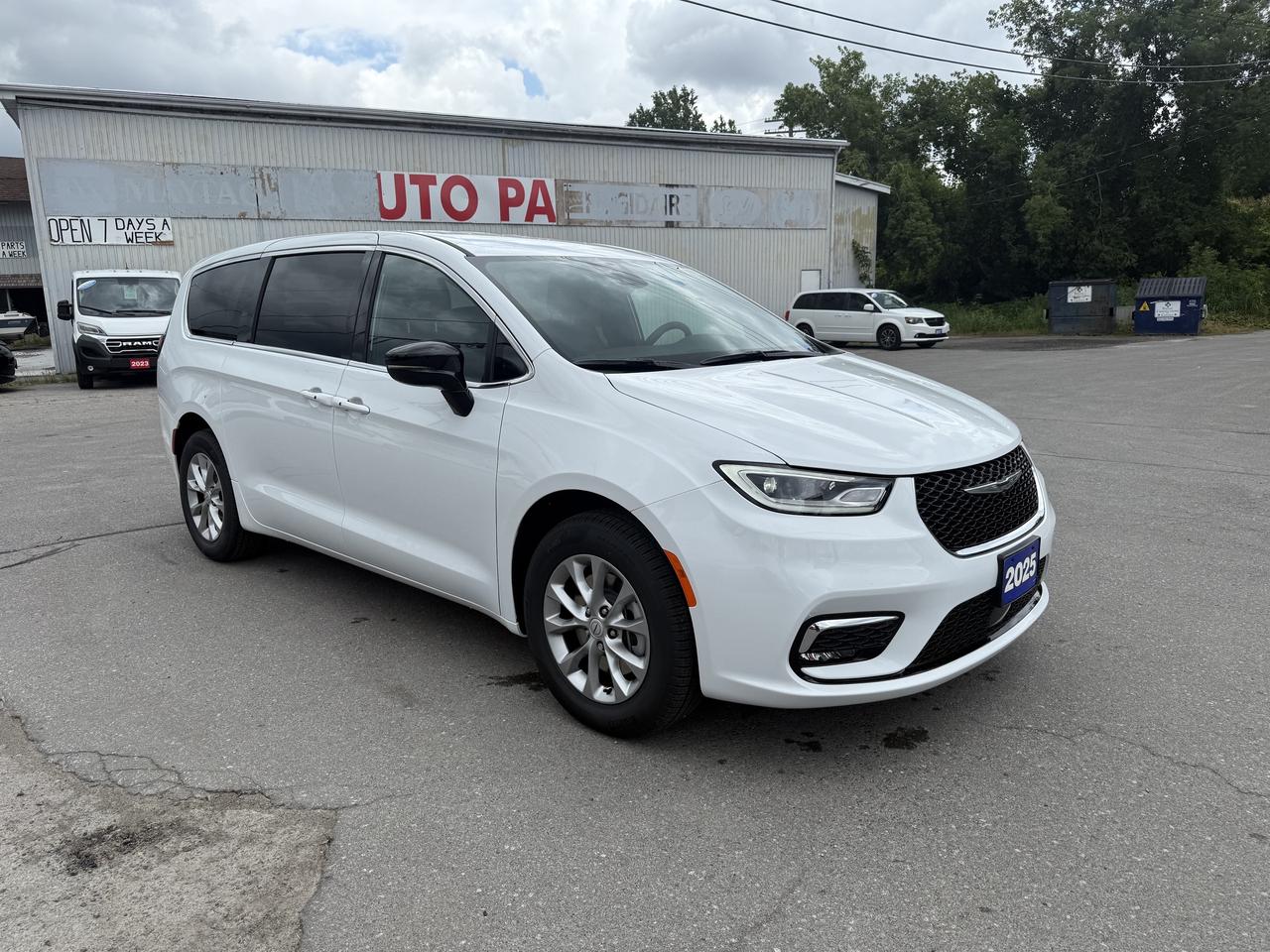 2025 Chrysler Pacifica Select AWD - Power Liftgate & Sliding Doors Photo