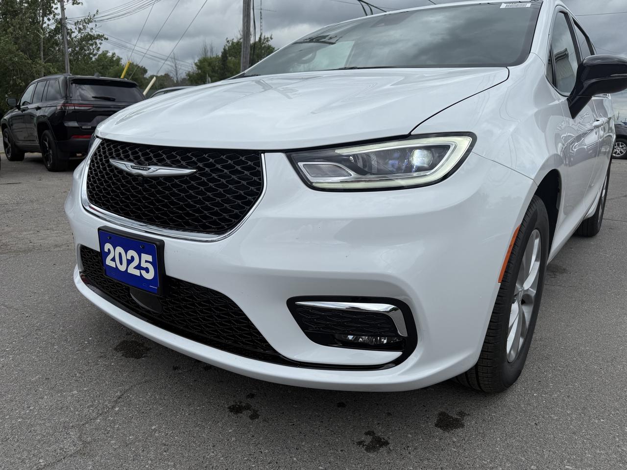 2025 Chrysler Pacifica Select AWD - Power Liftgate & Sliding Doors Photo