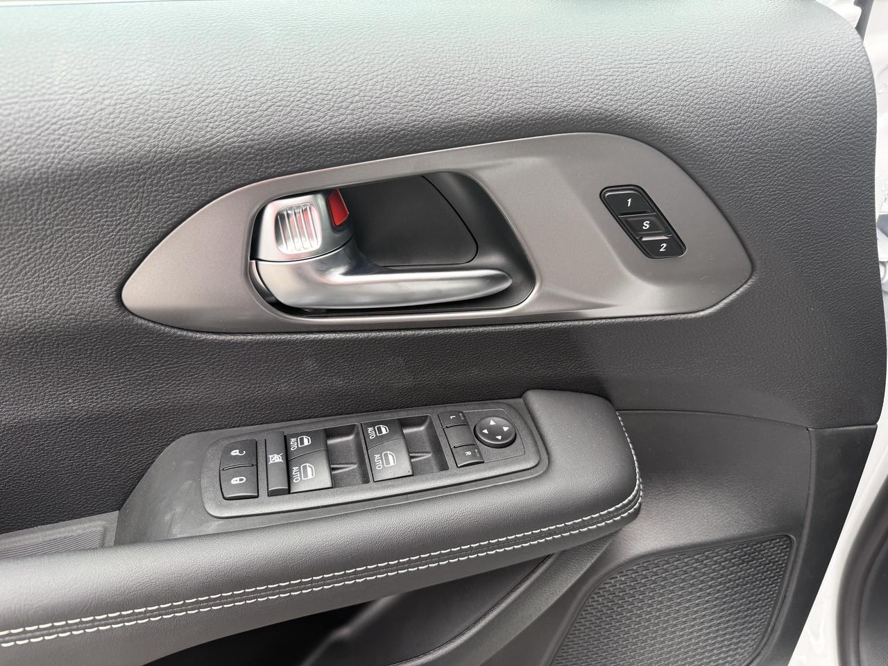 2025 Chrysler Pacifica Select AWD - Power Liftgate & Sliding Doors Photo