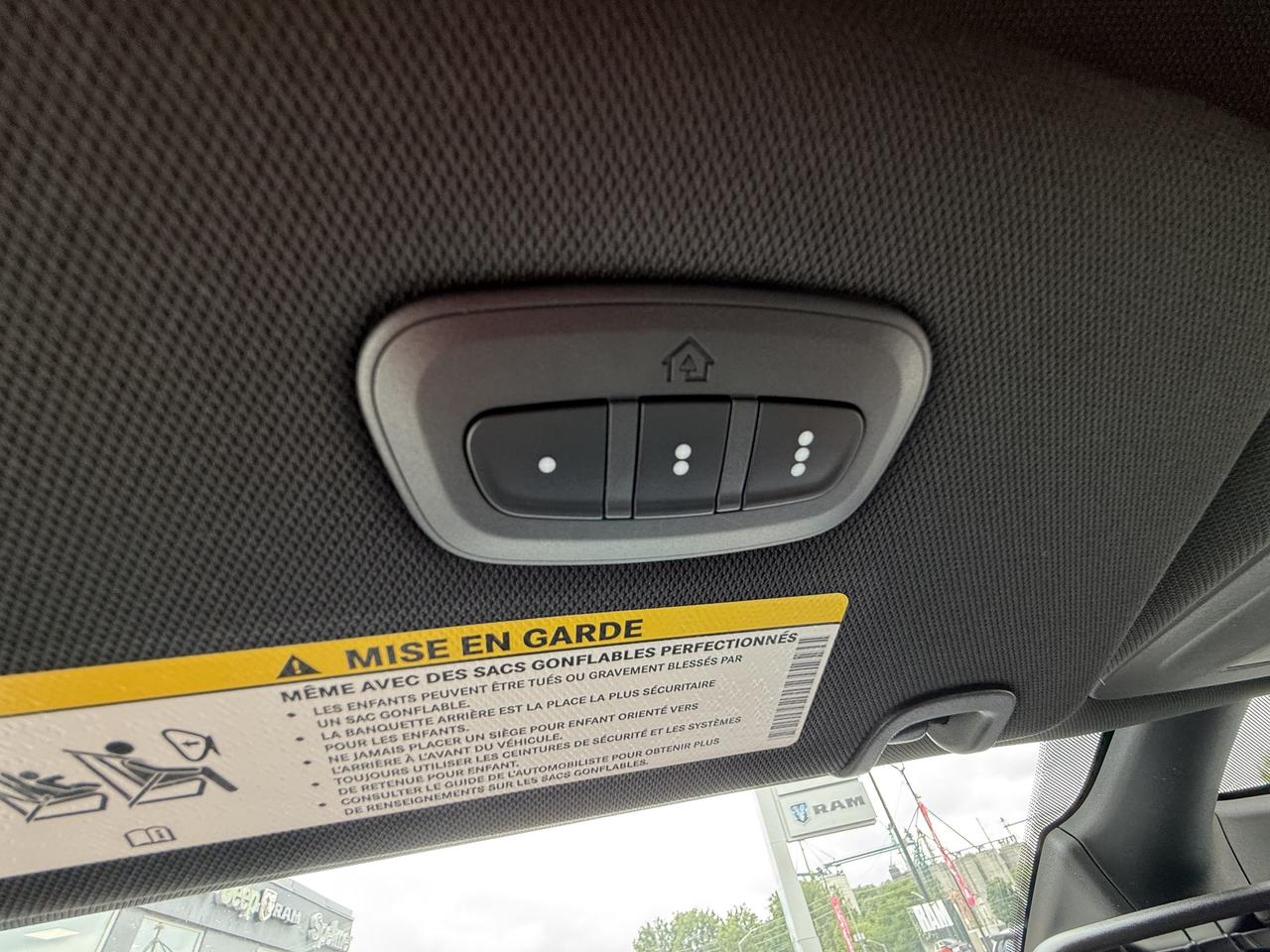 2025 Chrysler Pacifica Select AWD - Power Liftgate & Sliding Doors Photo