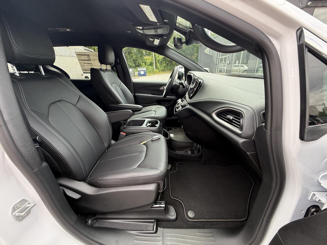 2025 Chrysler Pacifica Select AWD - Power Liftgate & Sliding Doors Photo