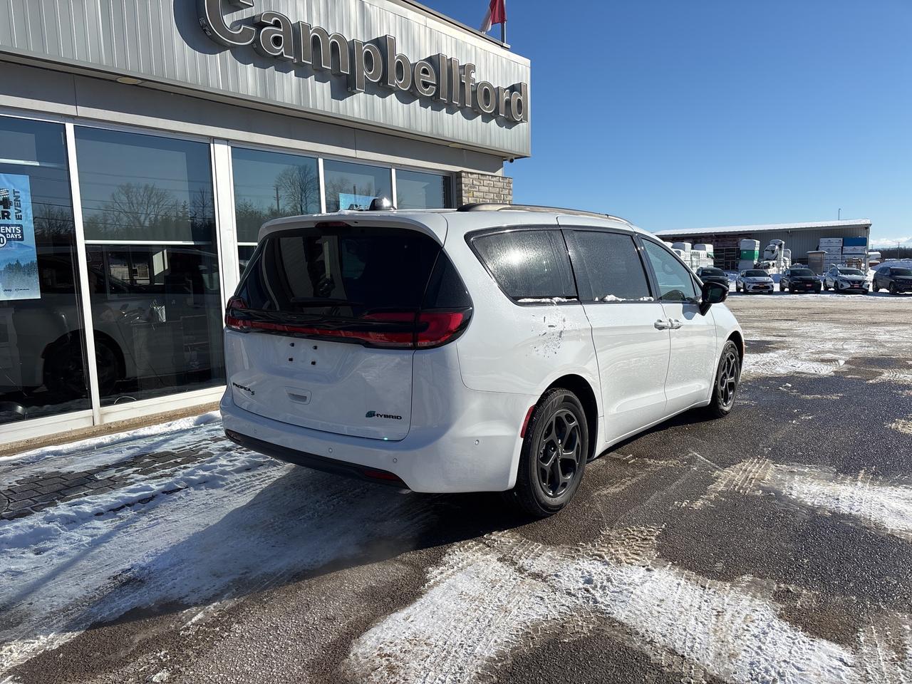 2024 Chrysler Pacifica Hybrid  Photo
