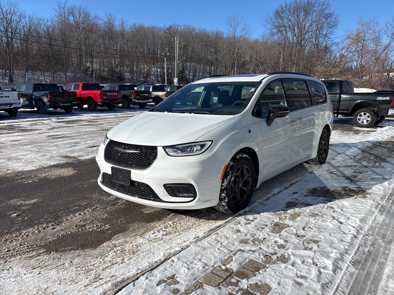 2024 Chrysler Pacifica Hybrid  Photo