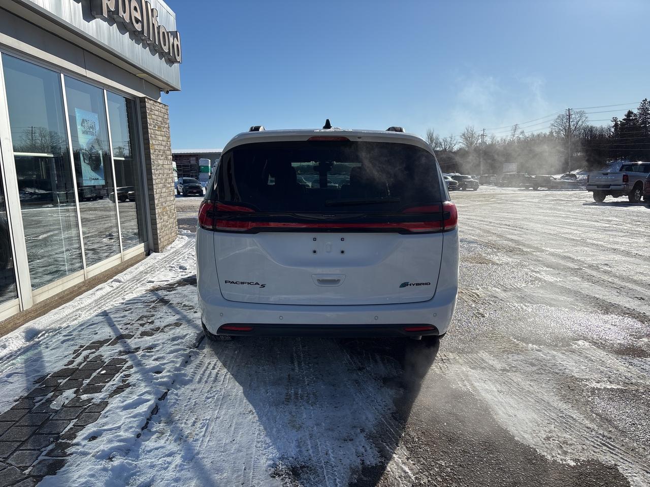 2024 Chrysler Pacifica Hybrid  Photo