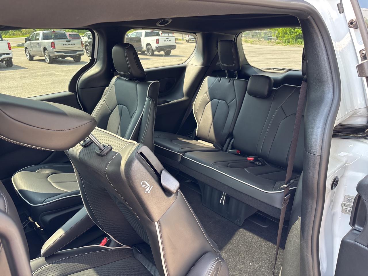 2024 Chrysler Pacifica Hybrid  Photo