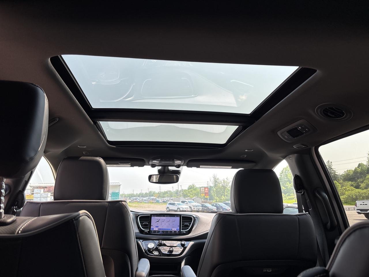 2024 Chrysler Pacifica Hybrid  Photo