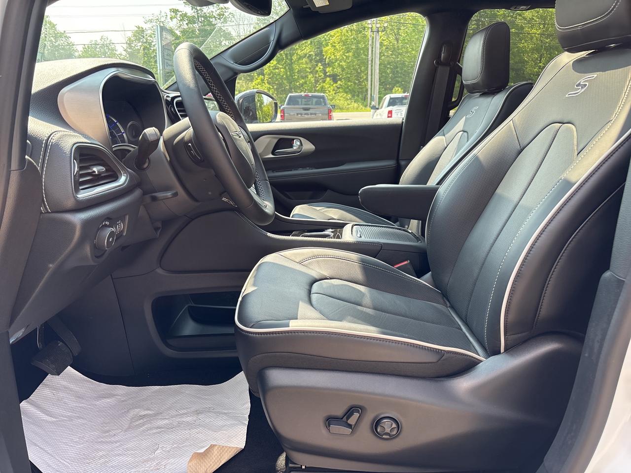 2024 Chrysler Pacifica Hybrid  Photo