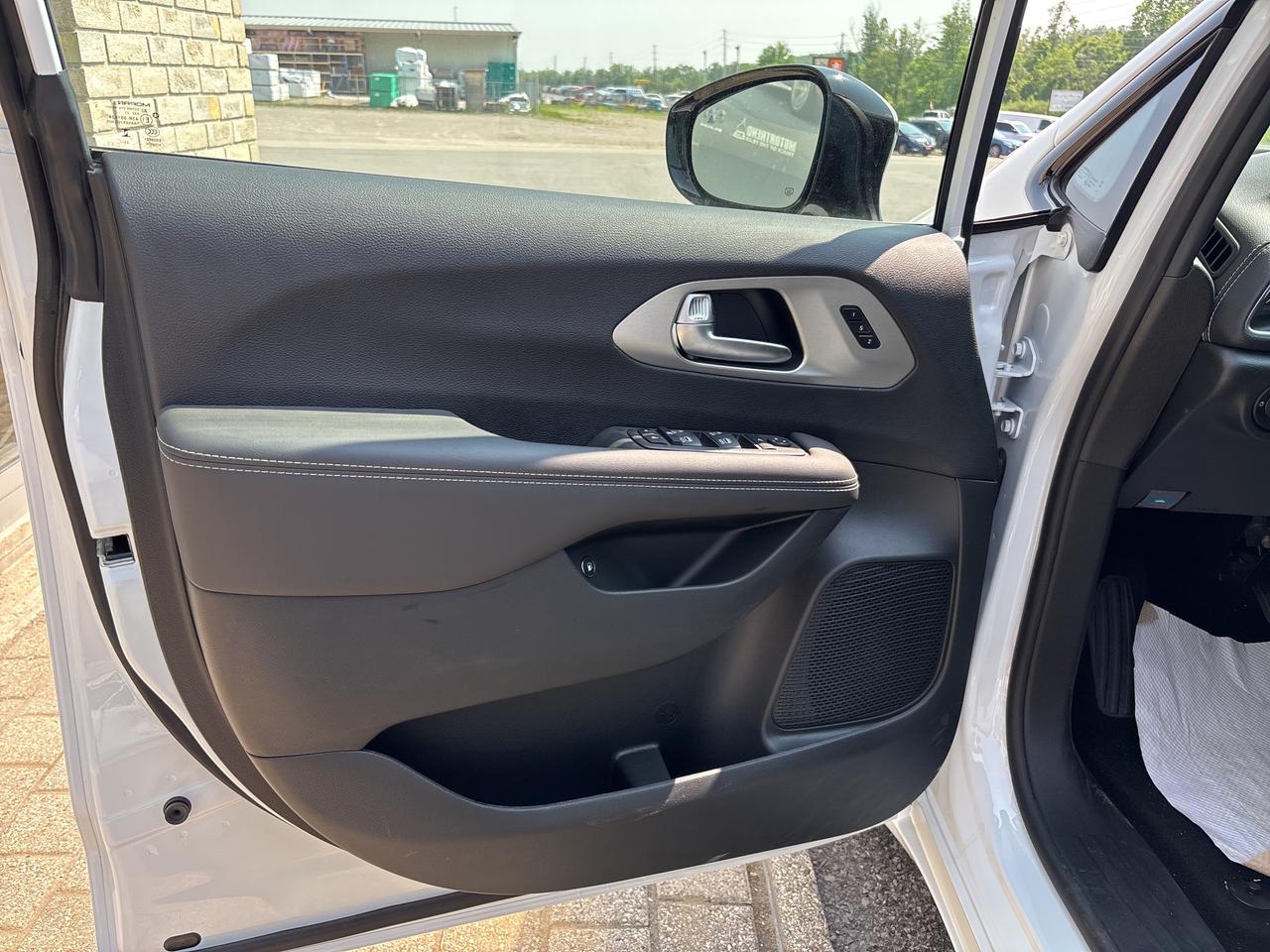 2024 Chrysler Pacifica Hybrid  Photo