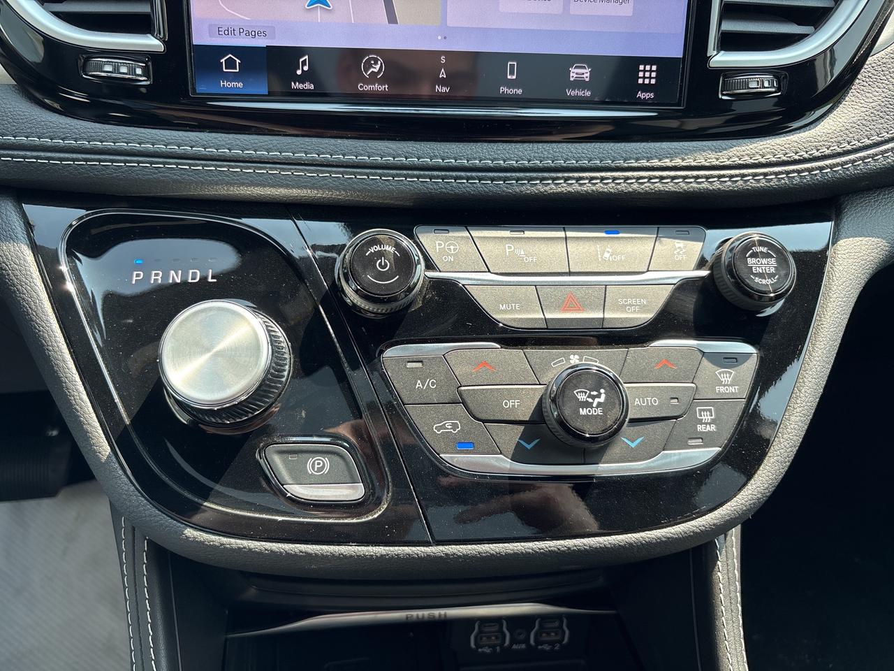 2024 Chrysler Pacifica Hybrid  Photo