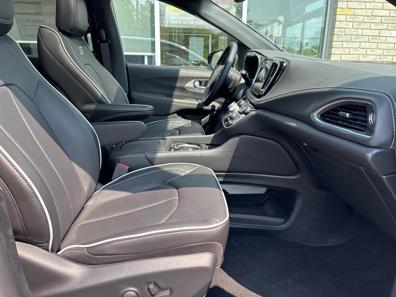 2024 Chrysler Pacifica Hybrid  Photo