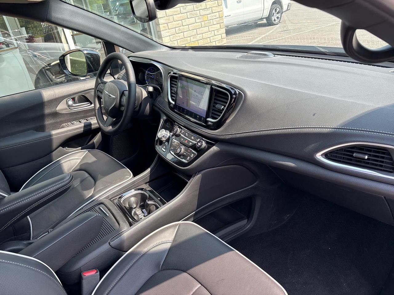 2024 Chrysler Pacifica Hybrid  Photo