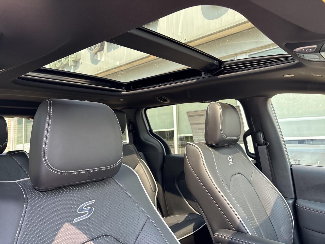 2024 Chrysler Pacifica Hybrid  Photo