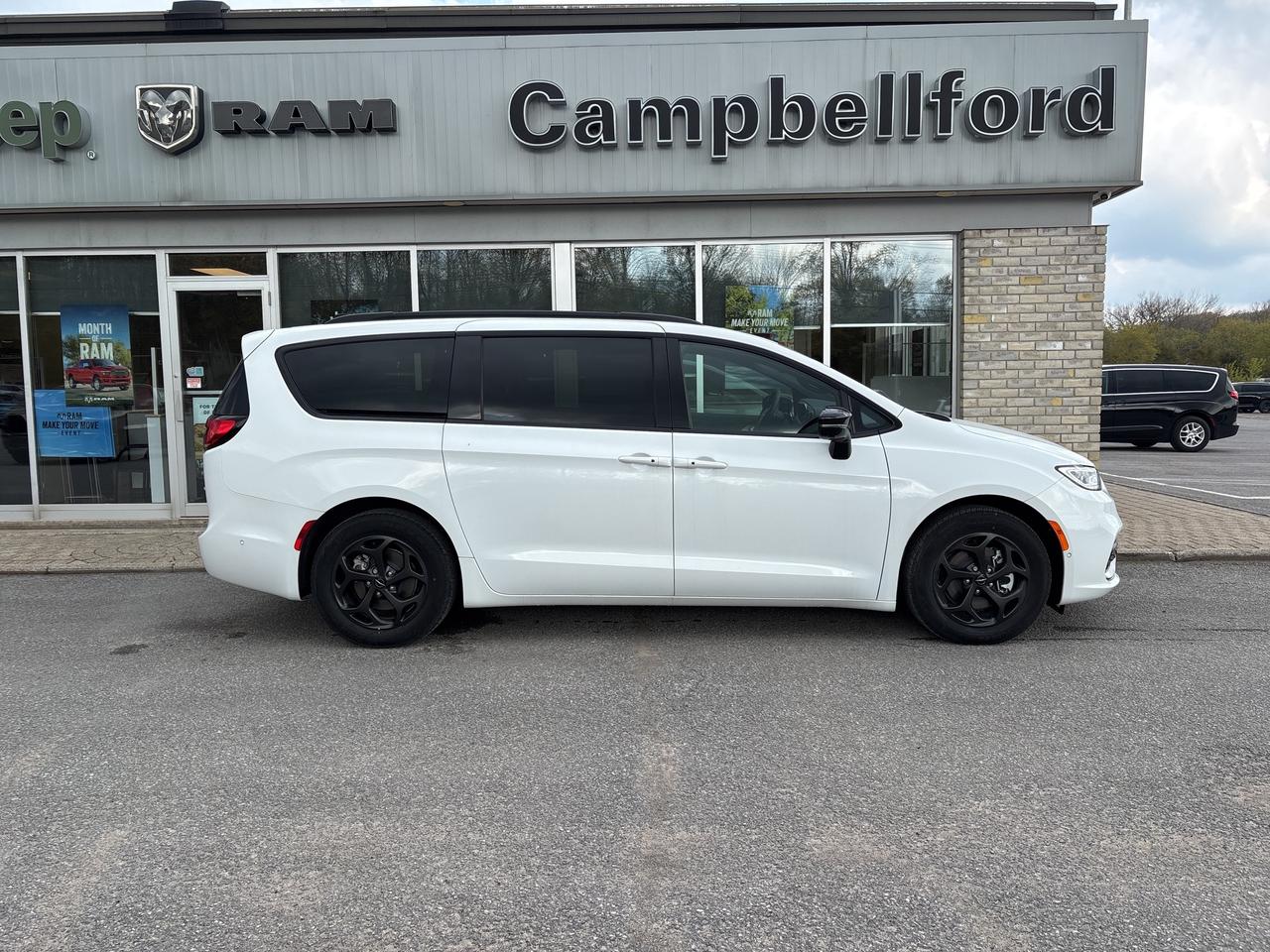 2024 Chrysler Pacifica Hybrid  Photo3