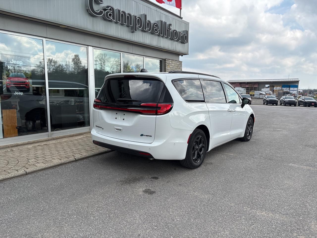 2024 Chrysler Pacifica Hybrid  Photo4