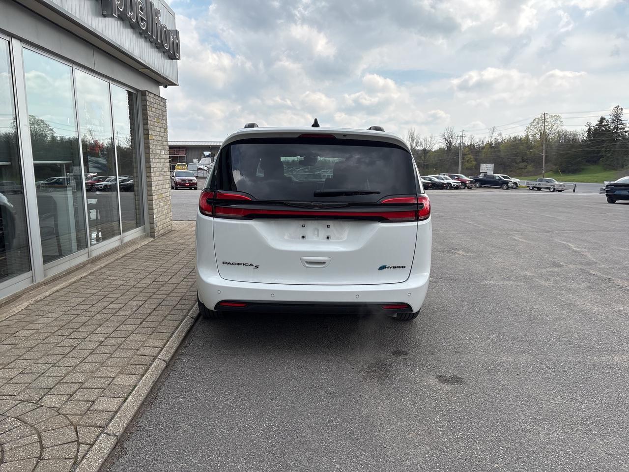 2024 Chrysler Pacifica Hybrid  Photo