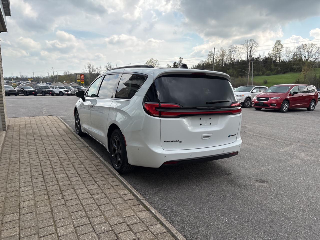2024 Chrysler Pacifica Hybrid  Photo