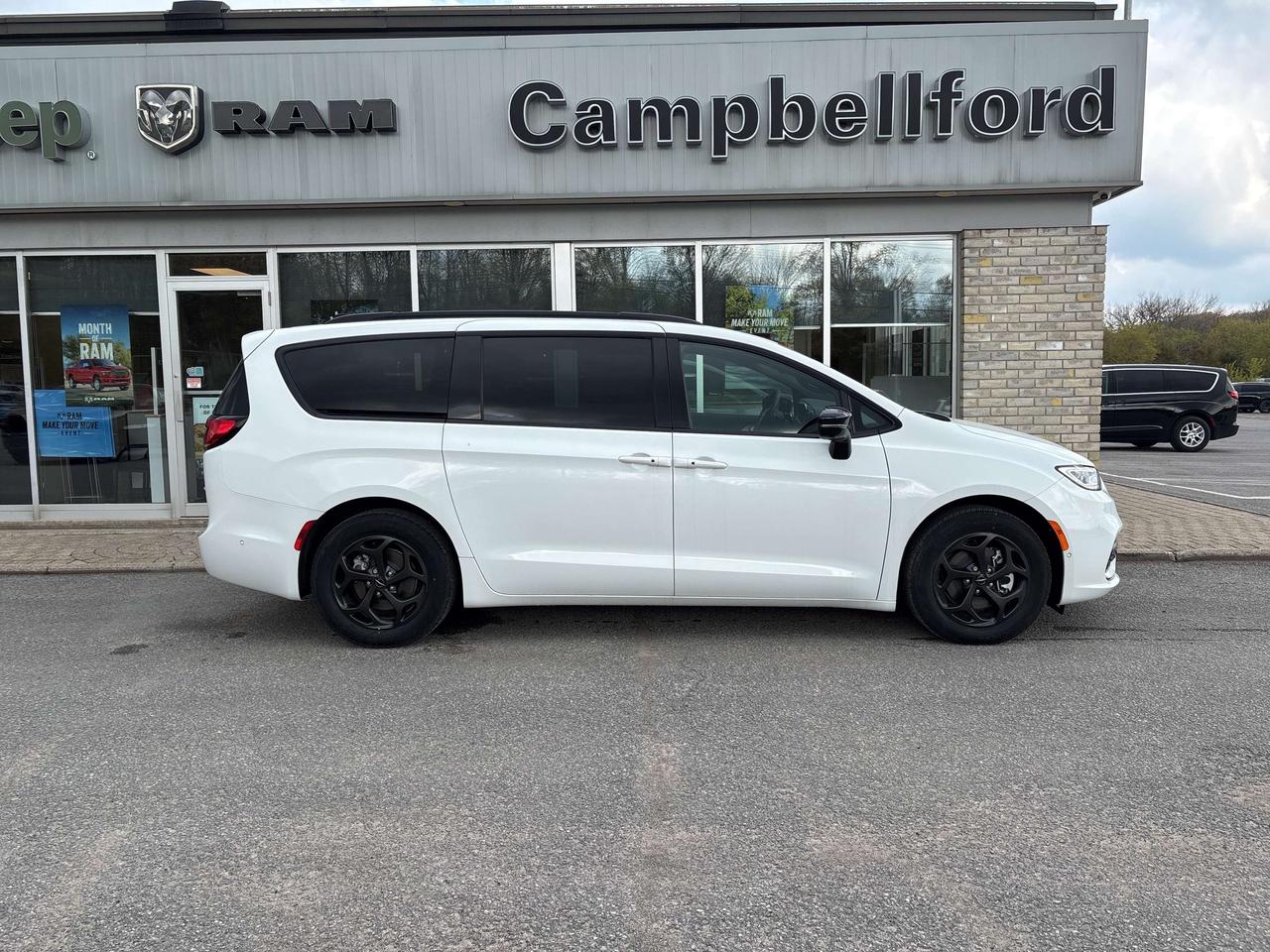 2024 Chrysler Pacifica Premium S Appearance Photo3