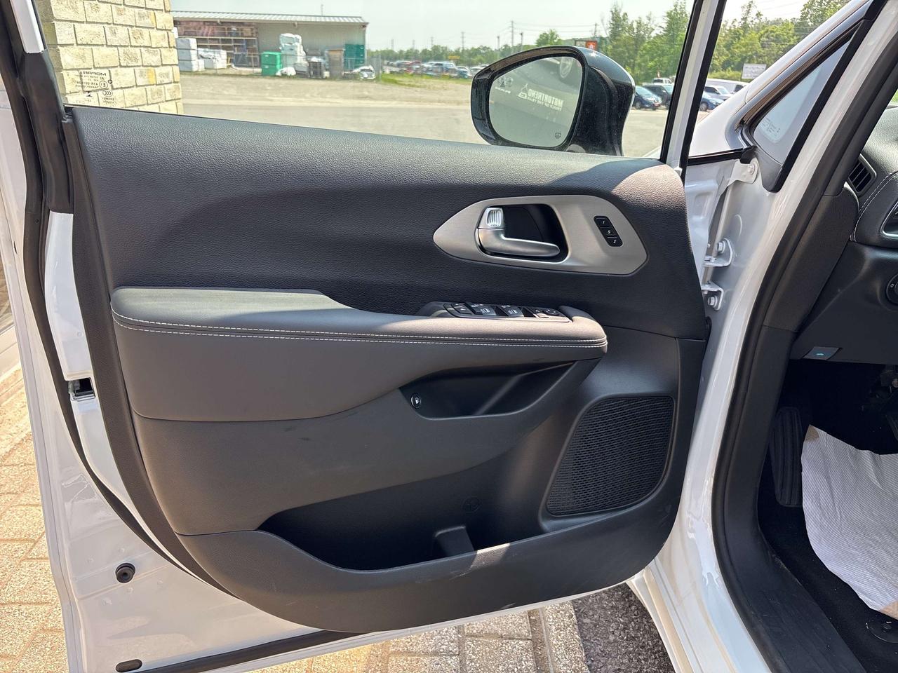 2024 Chrysler Pacifica Premium S Appearance Photo
