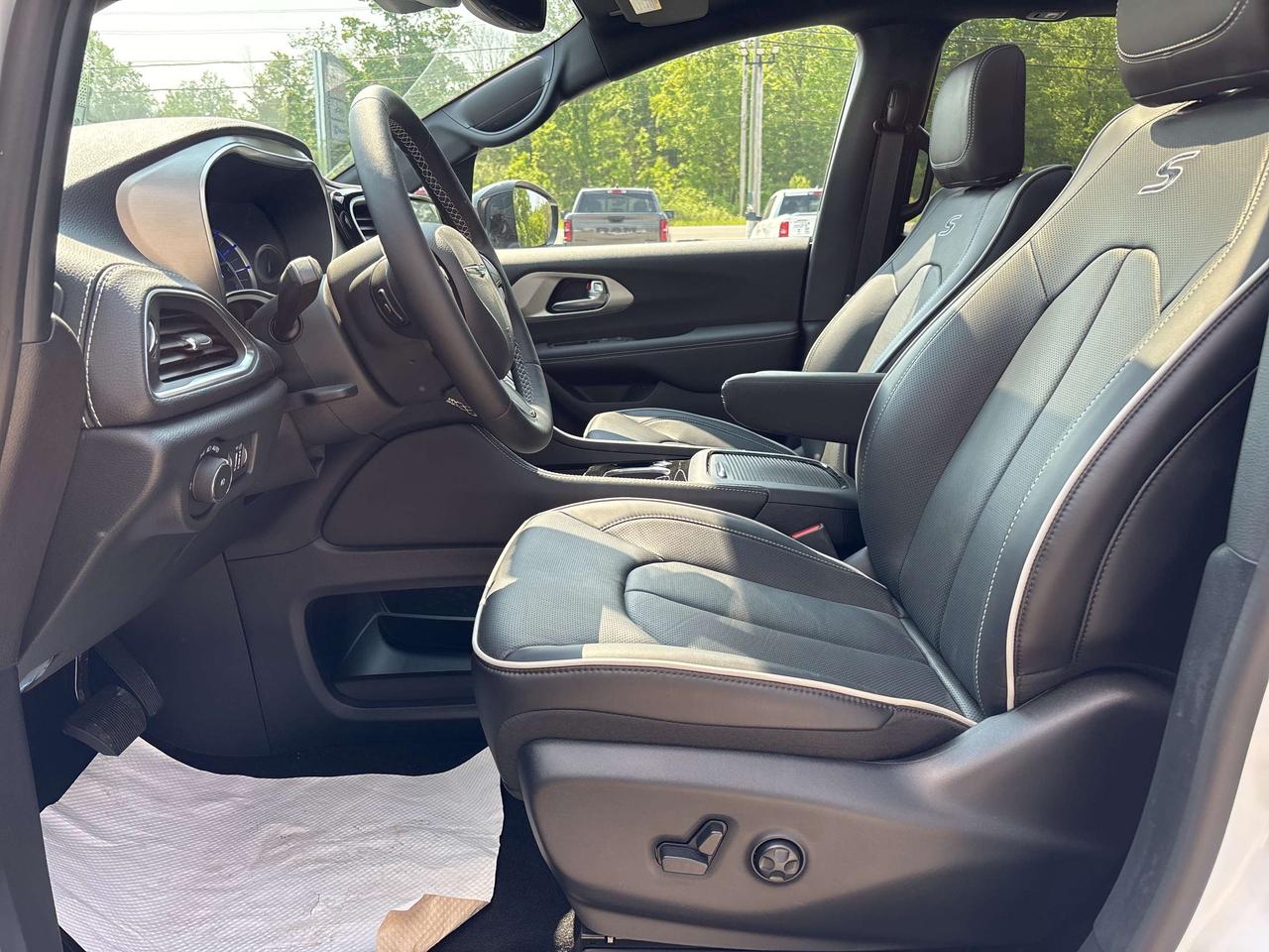 2024 Chrysler Pacifica Premium S Appearance Photo