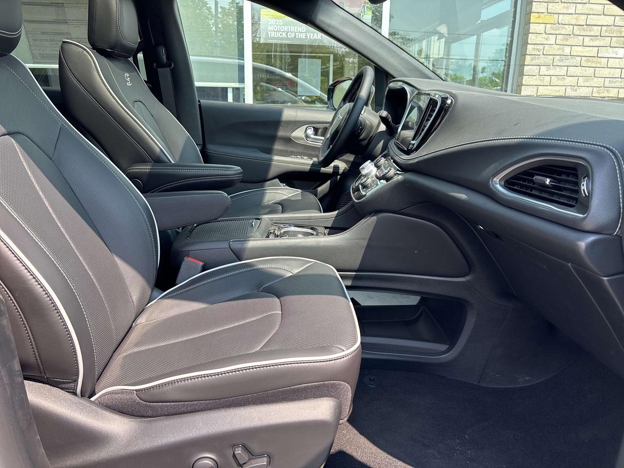 2024 Chrysler Pacifica Premium S Appearance Photo