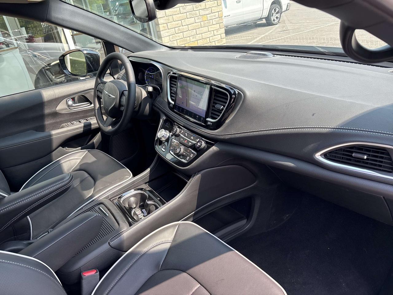2024 Chrysler Pacifica Premium S Appearance Photo