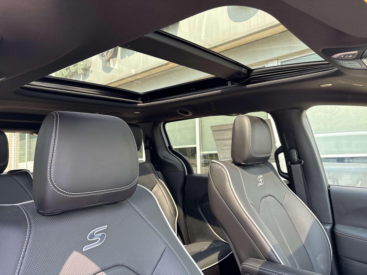 2024 Chrysler Pacifica Premium S Appearance Photo
