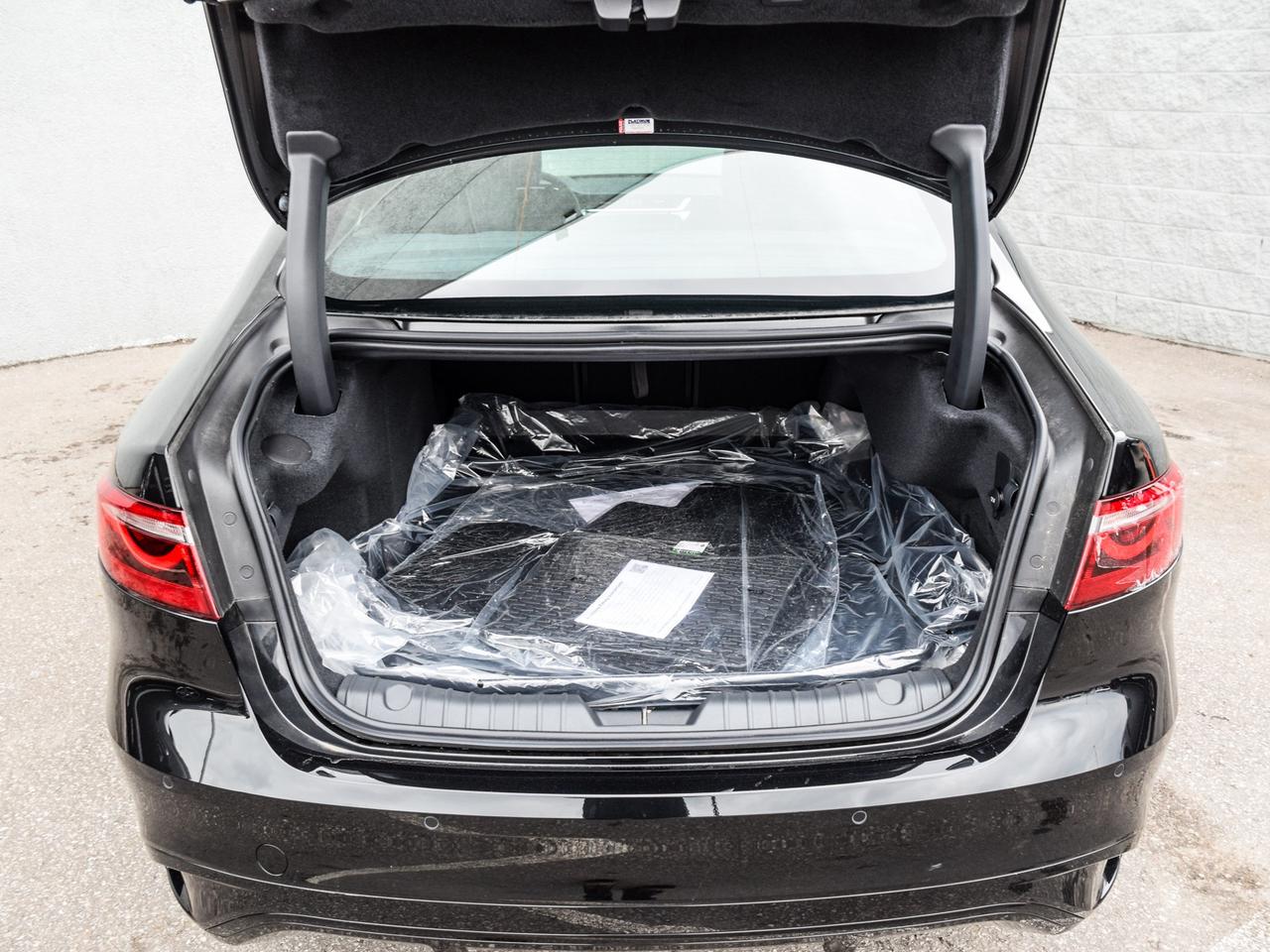 2024 Jaguar XF R-Dynamic SE Photo