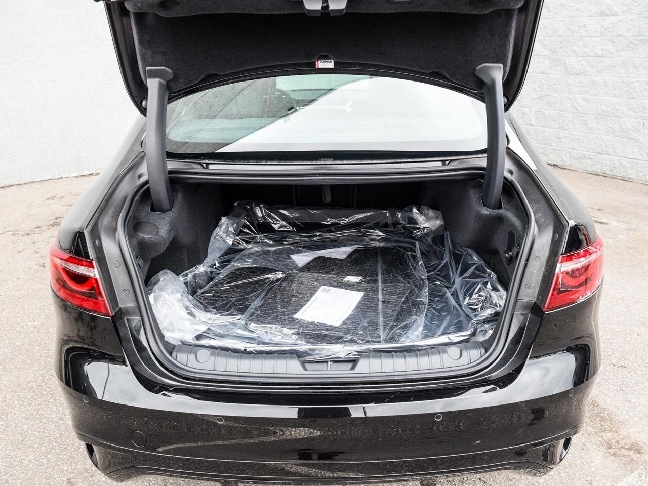 2024 Jaguar XF R-DYNAMIC SE -DYNAMIC SE Photo