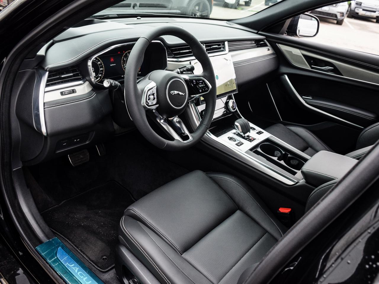 2024 Jaguar XF R-DYNAMIC SE -DYNAMIC SE Photo