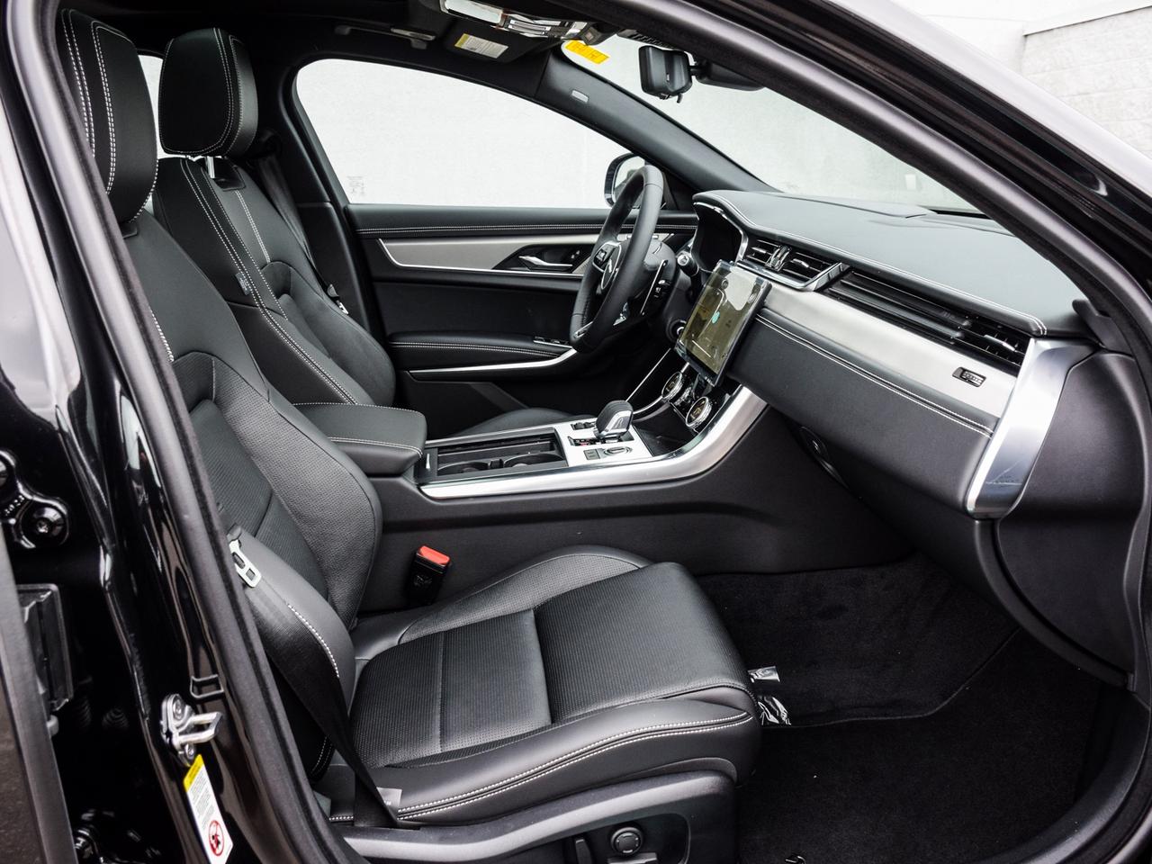 2024 Jaguar XF R-DYNAMIC SE -DYNAMIC SE Photo