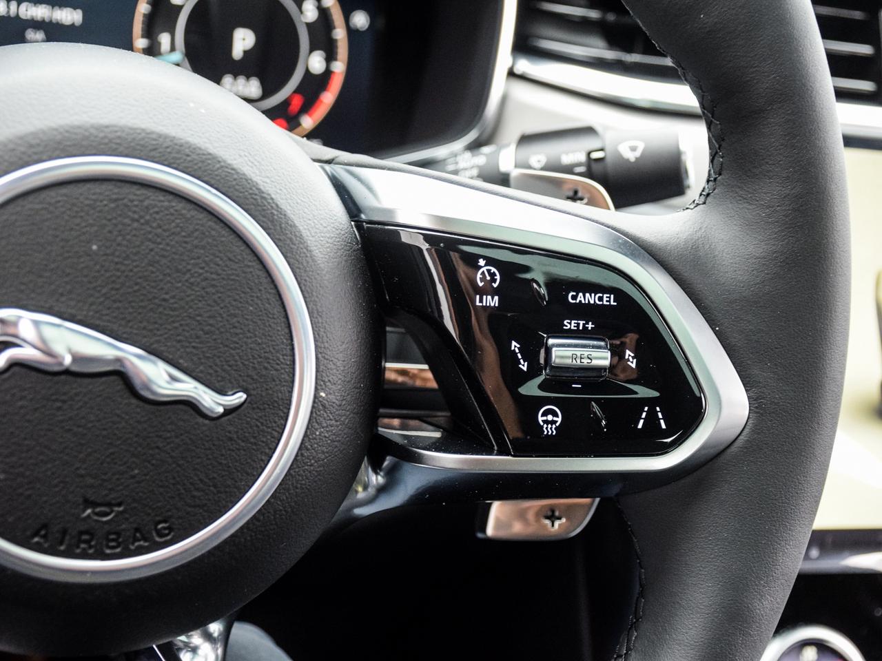 2024 Jaguar XF R-DYNAMIC SE -DYNAMIC SE Photo