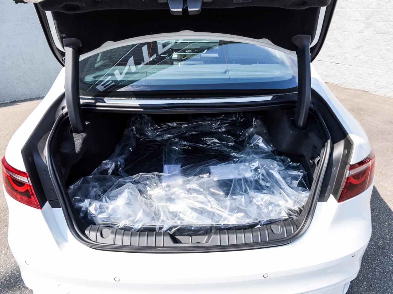 2024 Jaguar XF R-Dynamic SE Photo