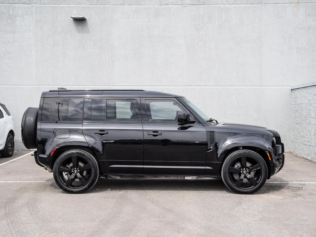 2025 Land Rover Defender X-Dynamic SE Photo2