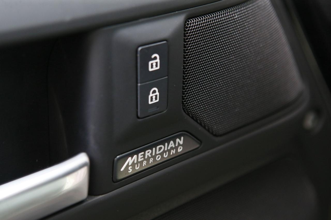 2025 Land Rover Defender X 395 HP MILD HYBRID   22 GLOSS BLACK WHEELS   AIR SUSPENSION   PREMIUM INTERIOR   HEAD-UP DISPLAY Photo