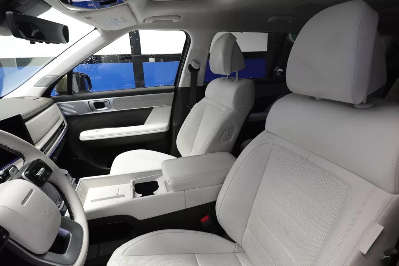 2026 Hyundai Santa Fe Hybrid ULTIMATE   HEATES SEATS   COOLED SEATS   HYBRID Photo