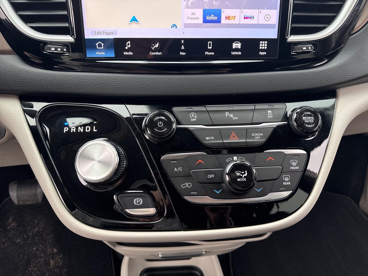 2024 Chrysler Grand Caravan SXT-Nav-Htd seat/wheel Photo