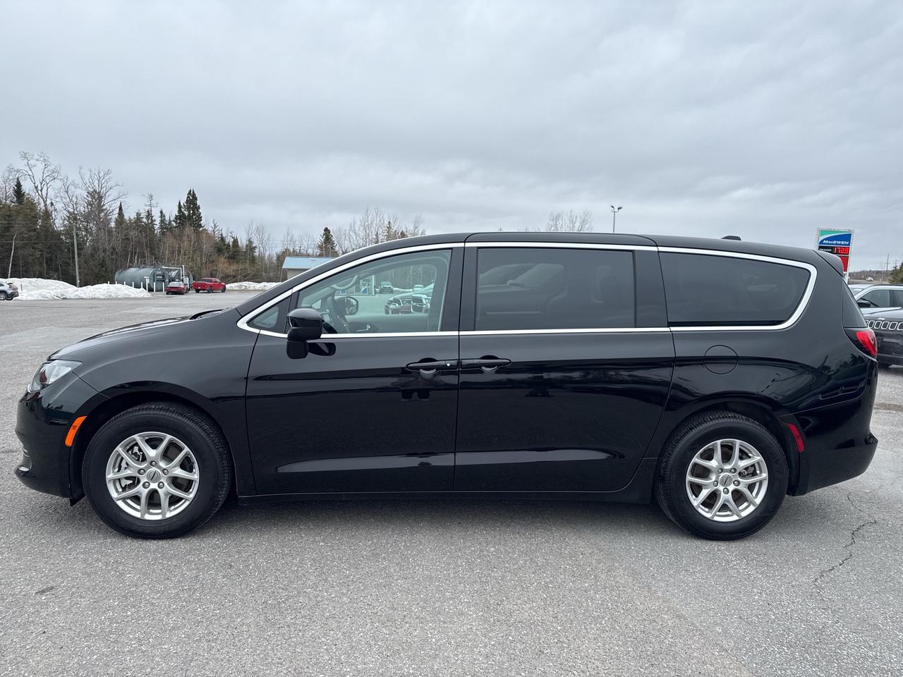 2024 Chrysler Grand Caravan SXT- Htd Seats/Wheel-Remote start Photo